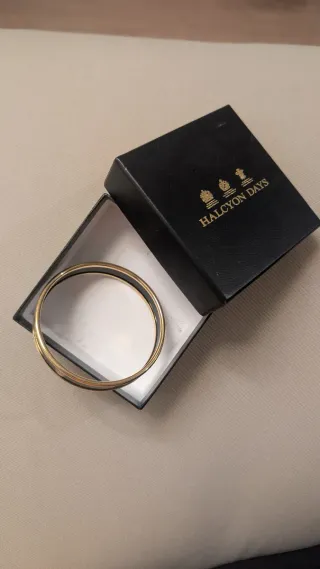 Pulsera Halcyon Days Negra y Dorada