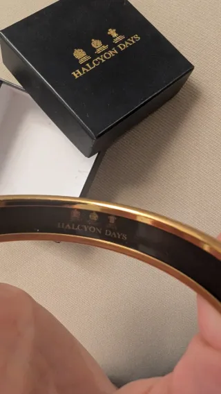 Pulsera Halcyon Days Negra y Dorada