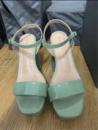 Sandalias verdes de plataforma y tacón