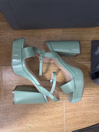 Sandalias verdes de plataforma y tacón