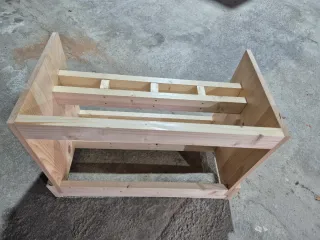 Mueble guardaesquís de madera