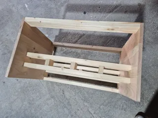 Mueble guardaesquís de madera