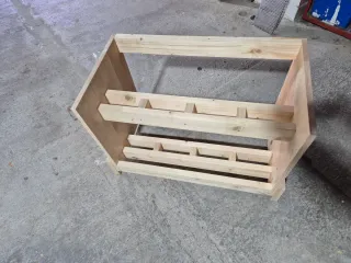 Mueble guardaesquís de madera