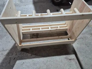 Mueble guardaesquís de madera