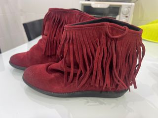 Botín flecos granate talla 38