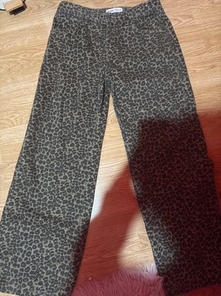 Pantalones leopardo con tachuelas.