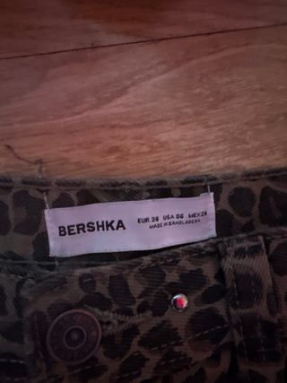 Pantalones leopardo con tachuelas.