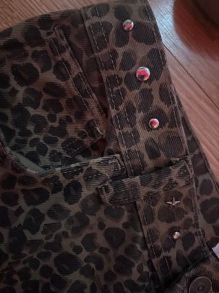 Pantalones leopardo con tachuelas.