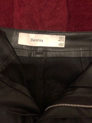 Pantalón negro efecto piel