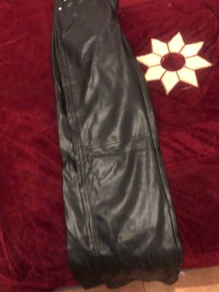 Pantalón negro efecto piel