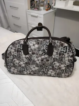 Maleta de viaje con estampado floral