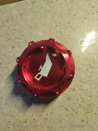 Tapón de llenado de aceite motor rojo