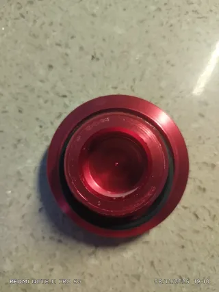 Tapón de llenado de aceite motor rojo