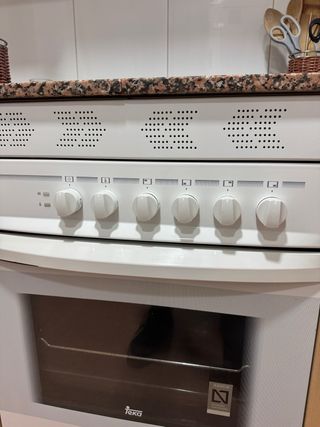 Horno blanco y Vitrocerámica Teka