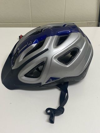 Casco de bicicleta plateado y azul