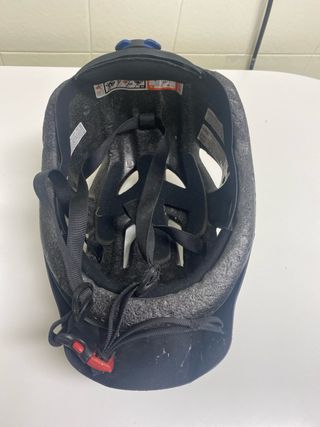 Casco de bicicleta plateado y azul