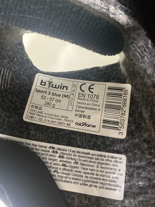 Casco de bicicleta plateado y azul