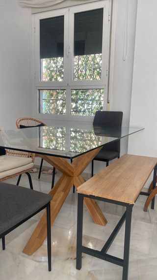 Mesa de comedor de cristal y base madera