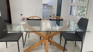 Mesa de comedor de cristal y base madera