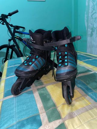 Patines en línea negros y turquesa