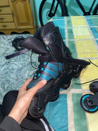 Patines en línea negros y turquesa