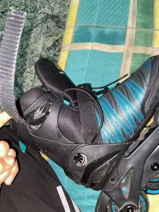 Patines en línea negros y turquesa