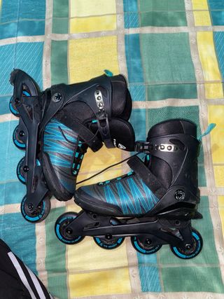 Patines en línea negros y turquesa