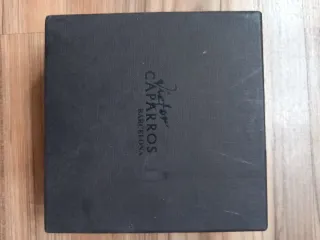 Reloj sobremesa cristal y metal, joyería V. Caparr