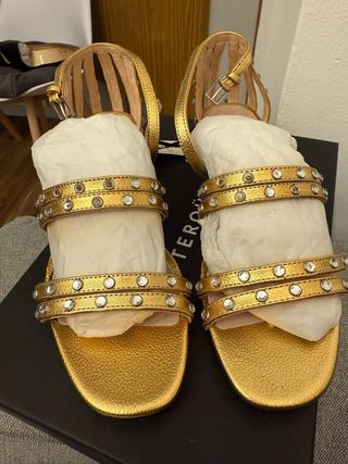 Sandalias Uterqüe Joya Talla 38 Doradas