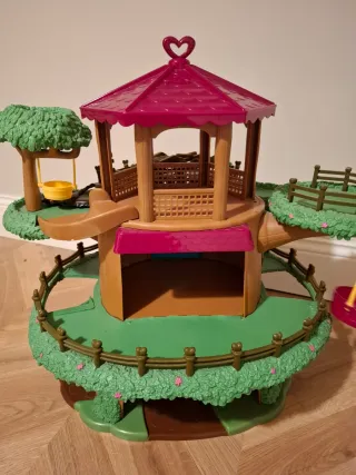 Casa de muñecas con accesorios.