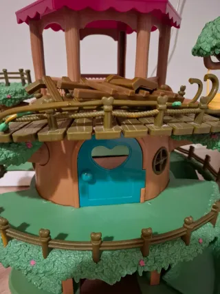 Casa de muñecas con accesorios.