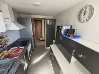 Se vende piso con dos plazas de garaje y trastero