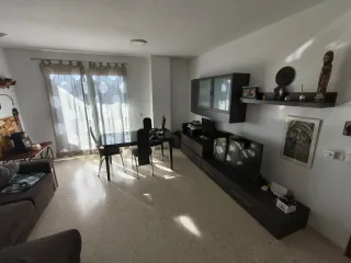 Se vende piso con dos plazas de garaje y trastero