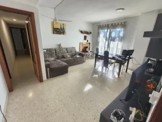 Se vende piso con dos plazas de garaje y trastero