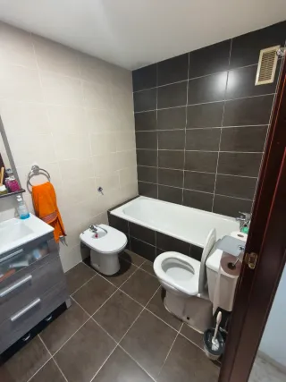 Se vende piso con dos plazas de garaje y trastero