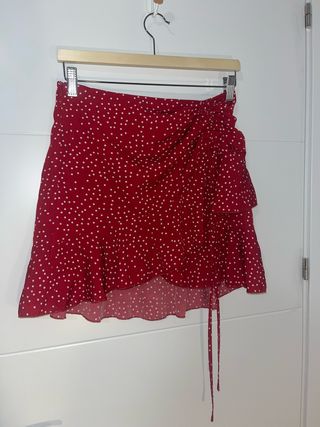 Falda roja lunares