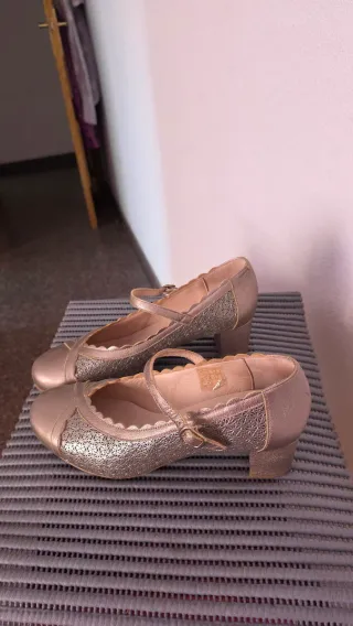 Zapatos dorados de baile o calle