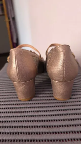Zapatos dorados de baile o calle