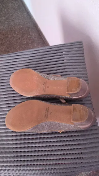 Zapatos dorados de baile o calle