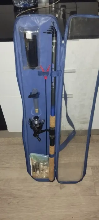 Caña de pescar con carrete y accesorios