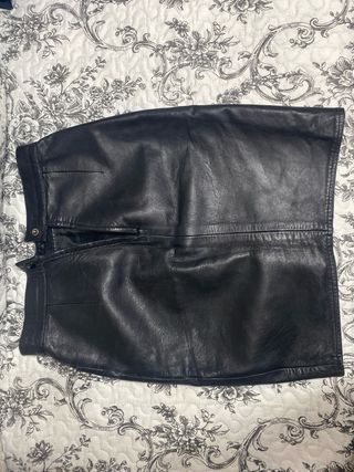 Falda tubo cuero negra