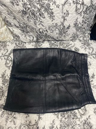 Falda tubo cuero negra