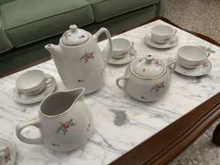 Antico set da caffè in porcellana con delicati fiori