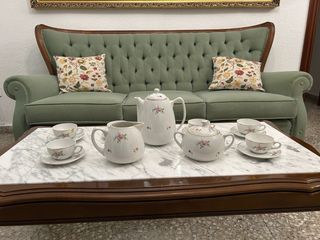 Antico set da caffè in porcellana con delicati fiori