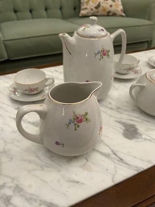 Antico set da caffè in porcellana con delicati fiori