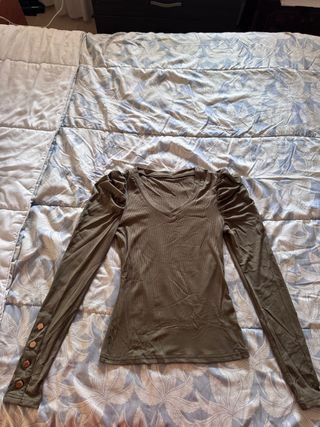 Camiseta verde oliva manga larga con botones