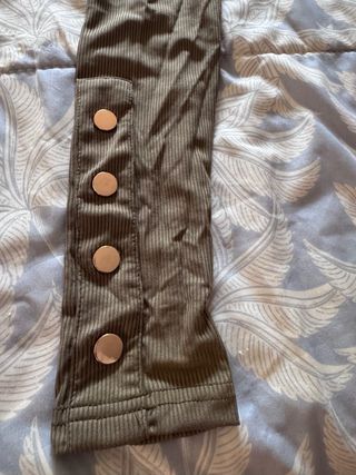 Camiseta verde oliva manga larga con botones