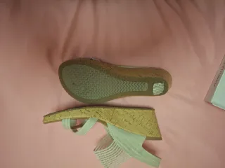 Sandalias Skechers Beige y Blancas talla 40