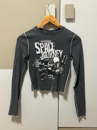 Top manga larga gris estampado