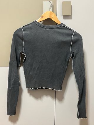 Top manga larga gris estampado